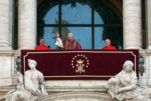 Roma, İtalya 18 Mayıs 2025: Papa 16. Leo inançlıları karşılamak için bazilikanın orta balkonundan çıkar. Papa 16. Leo, Robert Francis Prevost, Roma 'daki Santa Maria Maggiore Bazilikasını ziyaret etti..