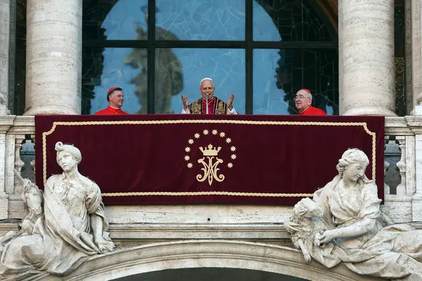 Roma, İtalya 18 Mayıs 2025: Papa 16. Leo inançlıları karşılamak için bazilikanın orta balkonundan çıkar. Papa 16. Leo, Robert Francis Prevost, Roma 'daki Santa Maria Maggiore Bazilikasını ziyaret etti..