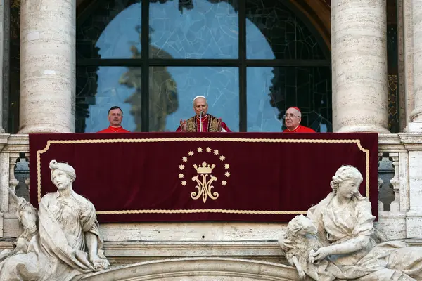 Roma, İtalya 18 Mayıs 2025: Papa 16. Leo inançlıları karşılamak için bazilikanın orta balkonundan çıkar. Papa 16. Leo, Robert Francis Prevost, Roma 'daki Santa Maria Maggiore Bazilikasını ziyaret etti..