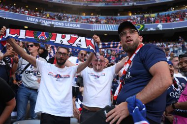 Münih, Almanya 31 Mayıs 2025: PSG taraftarları 2024-2025 UEFA Şampiyonlar Ligi Finali öncesinde Paris Saint Germain ile Inter Milan arasında Münih 'teki Allianz Arena' da oynanan karşılaşmada.