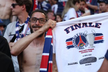 Münih, Almanya 31 Mayıs 2025: PSG taraftarları 2024-2025 UEFA Şampiyonlar Ligi Finali öncesinde Paris Saint Germain ile Inter Milan arasında Münih 'teki Allianz Arena' da oynanan karşılaşmada.