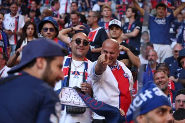 Münih, Almanya 31 Mayıs 2025: PSG taraftarları 2024-2025 UEFA Şampiyonlar Ligi Finali öncesinde Paris Saint Germain ile Inter Milan arasında Münih 'teki Allianz Arena' da oynanan karşılaşmada.