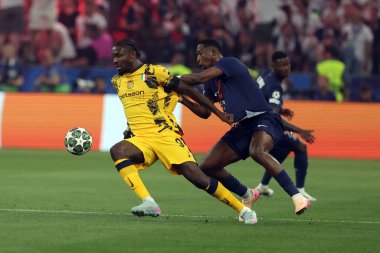Münih, Almanya 31 Mayıs 2025: Marcus Thuram, PSG 'den William Pacho 2024-2025 UEFA Şampiyonlar Ligi Finali sırasında Paris Saint Germain ile Inter Milan arasında Münih' teki Allianz Arena 'da oynanan maçta.