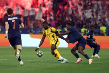 Münih, Almanya 31 Mayıs 2025: Marcus Thuram, PSG 'den William Pacho 2024-2025 UEFA Şampiyonlar Ligi Finali sırasında Paris Saint Germain ile Inter Milan arasında Münih' teki Allianz Arena 'da oynanan maçta.