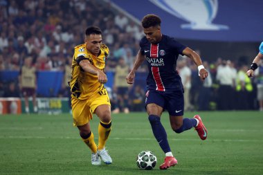 Münih, Almanya 31 Mayıs 2025: Inter 'den Lautaro Martinez, PSG' den Desire Doue 2024-2025 UEFA Şampiyonlar Ligi Finali sırasında Paris Saint Germain ile Münih 'teki Allianz Arena' da Inter Milan arasında oynanan karşılaşma.