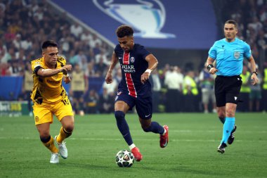 Münih, Almanya 31 Mayıs 2025: Inter 'den Lautaro Martinez, PSG' den Desire Doue 2024-2025 UEFA Şampiyonlar Ligi Finali sırasında Paris Saint Germain ile Münih 'teki Allianz Arena' da Inter Milan arasında oynanan karşılaşma.