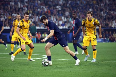 Münih, Almanya 31 Mayıs 2025: PSG 'den Benjamin Pavard, PSG' den Khvicha Kvaratskhelia 2024-2025 UEFA Şampiyonlar Ligi final maçı sırasında Paris Saint Germain ile Inter Milan arasında Münih 'teki Allianz Arena' da oynanan karşılaşmada.
