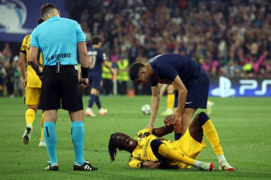 Münih, Almanya 31 Mayıs 2025: PSG 'den Achraf Hakimi, Münih' teki Allianz Arena 'da oynanan 2024-2025 UEFA Şampiyonlar Ligi final maçı sırasında Bisseck' e yardım etti..