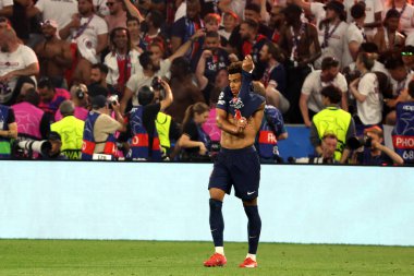 Münih, Almanya 31 Mayıs 2025: PSG 'den Desire Doue 2024-2025 UEFA Şampiyonlar Ligi Finali sırasında Münih' teki Allianz Arena 'da Paris Saint Germain ile Inter Milan arasında oynanan maçta golü attı ve takımla birlikte kutladı..