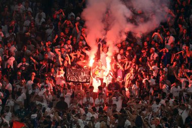 Münih, Almanya 31 Mayıs 2025: PSG taraftarları 2024-2025 UEFA Şampiyonlar Ligi final maçında Paris Saint Germain ile Inter Milan arasındaki skoru Münih 'teki Allianz Arena' da kutladılar..