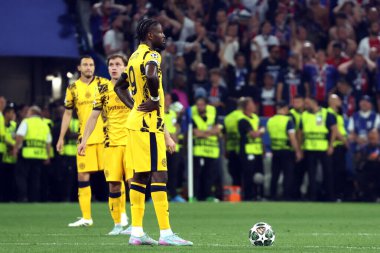 Münih, Almanya 31 Mayıs 2025: Marcus Thuram 2024-2025 UEFA Şampiyonlar Ligi Finali 'nde Paris Saint Germain ile Münih' teki Allianz Arena maçında oynanan karşılaşma sonrasında hayal kırıklığı üstüne hayal kırıklığı yaşadı..