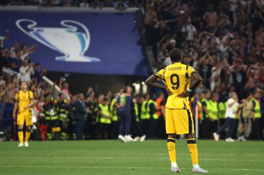 Münih, Almanya 31 Mayıs 2025: Marcus Thuram 2024-2025 UEFA Şampiyonlar Ligi Finali 'nde Paris Saint Germain ile Münih' teki Allianz Arena maçında oynanan karşılaşma sonrasında hayal kırıklığı üstüne hayal kırıklığı yaşadı..