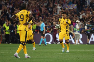 Münih, Almanya 31 Mayıs 2025: Münih 'te Inter Marcus Thuram' dan Lautaro Martinez 2024-2025 UEFA Şampiyonlar Ligi Finali sırasında Münih 'teki Allianz Arena' da Paris Saint Germain ile Inter Milan arasında oynanan karşılaşma sırasında art arda hayal kırıklığı yaşadı..