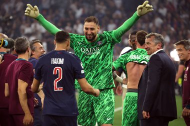 Münih, Almanya 31 Mayıs 2025: Donnarumma, PSG 'den Achraf Hakimi ile kupa zaferini 2024-2025 UEFA Şampiyonlar Ligi finalinden sonra Paris Saint Germain ile Münih' teki Allianz Arena maçında kutladı..