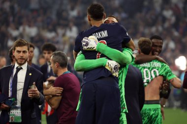 Münih, Almanya 31 Mayıs 2025: Donnarumma, PSG 'den Achraf Hakimi ile kupa zaferini 2024-2025 UEFA Şampiyonlar Ligi finalinden sonra Paris Saint Germain ile Münih' teki Allianz Arena maçında kutladı..