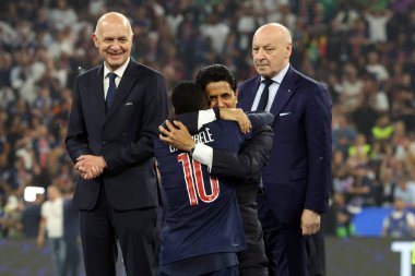 Münih, Almanya 31 Mayıs 2025: Nasser Al-Khelafi başkanı Paris Saint Germain, Mun 'daki Allianz Arena' da Paris Saint Germain ile Inter Milan arasında oynanan 2024-2025 UEFA Şampiyonlar Ligi final karşılaşmasını 5-0 kazandıktan sonra kupayı kutladı. 