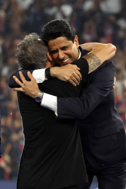 Münih, Almanya 31 Mayıs 2025: Nasser Al-Khelafi başkanı Paris Saint Germain, Mun 'daki Allianz Arena' da Paris Saint Germain ile Inter Milan arasında oynanan 2024-2025 UEFA Şampiyonlar Ligi final karşılaşmasını 5-0 kazandıktan sonra kupayı kutladı. 