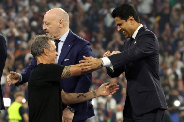 Münih, Almanya 31 Mayıs 2025: Nasser Al-Khelafi başkanı Paris Saint Germain, Mun 'daki Allianz Arena' da Paris Saint Germain ile Inter Milan arasında oynanan 2024-2025 UEFA Şampiyonlar Ligi final karşılaşmasını 5-0 kazandıktan sonra kupayı kutladı. 