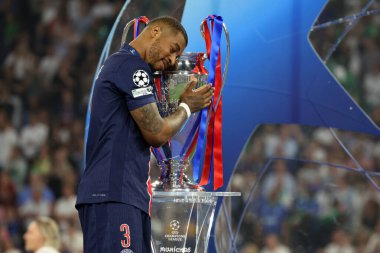 Münih, Almanya 31 Mayıs 2025: PSG 'den Presnel Kimpembe, Münih' teki Allianz Arena 'da Paris Saint Germain ile Inter Milan arasında oynanan 2024-2025 UEFA Şampiyonlar Ligi final maçı sonrasında kupayı öptü..