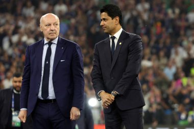 Münih, Almanya 31 Mayıs 2025: Marotta ve başkan Nasser Al-Khelaifi ödül töreni 2024-2025 UEFA Şampiyonlar Ligi finalinde Paris Saint Germain ile Inter Milan arasında Münih 'teki Allianz Arena' da oynanan final maçı.