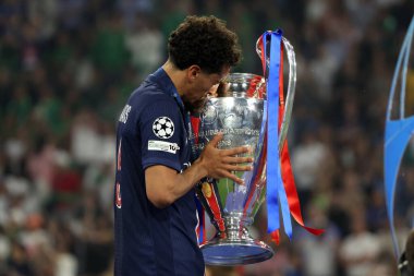 Münih, Almanya 31 Mayıs 2025: PSG Marquinhos 2024-2025 UEFA Şampiyonlar Ligi final karşılaşmasında Paris Saint Germain ile Münih 'teki Allianz Arena arasında oynanan karşılaşmada kupayı öptü..