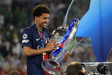 Münih, Almanya 31 Mayıs 2025: PSG Marquinhos 2024-2025 UEFA Şampiyonlar Ligi final karşılaşmasında Paris Saint Germain ile Münih 'teki Allianz Arena arasında oynanan karşılaşmada kupayı öptü..