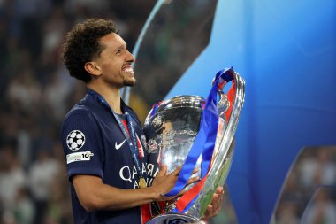 Münih, Almanya 31 Mayıs 2025: PSG Marquinhos 2024-2025 UEFA Şampiyonlar Ligi final karşılaşmasında Paris Saint Germain ile Münih 'teki Allianz Arena arasında oynanan karşılaşmada kupayı öptü..