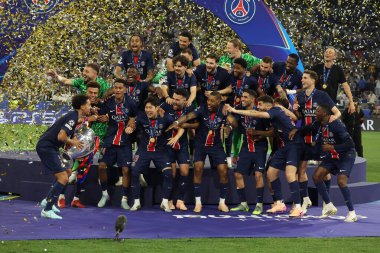 Münih, Almanya 31 Mayıs 2025: Paris Saint Germain takımı, Münih 'teki Allianz Arena' da Paris Saint Germain ile Inter Milan arasında oynanan 2024-2025 UEFA Şampiyonlar Ligi final maçını 5-0 kazandıktan sonra kupayı kaldırdı..