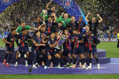Münih, Almanya 31 Mayıs 2025: Paris Saint Germain takımı, Münih 'teki Allianz Arena' da Paris Saint Germain ile Inter Milan arasında oynanan 2024-2025 UEFA Şampiyonlar Ligi final maçını 5-0 kazandıktan sonra kupayı kaldırdı..