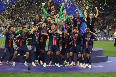 Münih, Almanya 31 Mayıs 2025: Paris Saint Germain takımı, Münih 'teki Allianz Arena' da Paris Saint Germain ile Inter Milan arasında oynanan 2024-2025 UEFA Şampiyonlar Ligi final maçını 5-0 kazandıktan sonra kupayı kaldırdı..