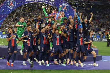 Münih, Almanya 31 Mayıs 2025: Paris Saint Germain takımı, Münih 'teki Allianz Arena' da Paris Saint Germain ile Inter Milan arasında oynanan 2024-2025 UEFA Şampiyonlar Ligi final maçını 5-0 kazandıktan sonra kupayı kaldırdı..