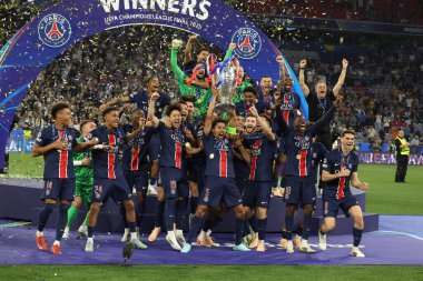 Münih, Almanya 31 Mayıs 2025: Paris Saint Germain takımı, Münih 'teki Allianz Arena' da Paris Saint Germain ile Inter Milan arasında oynanan 2024-2025 UEFA Şampiyonlar Ligi final maçını 5-0 kazandıktan sonra kupayı kaldırdı..