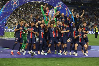Münih, Almanya 31 Mayıs 2025: Paris Saint Germain takımı, Münih 'teki Allianz Arena' da Paris Saint Germain ile Inter Milan arasında oynanan 2024-2025 UEFA Şampiyonlar Ligi final maçını 5-0 kazandıktan sonra kupayı kaldırdı..