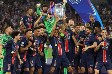 Münih, Almanya 31 Mayıs 2025: Paris Saint Germain takımı, Münih 'teki Allianz Arena' da Paris Saint Germain ile Inter Milan arasında oynanan 2024-2025 UEFA Şampiyonlar Ligi final maçını 5-0 kazandıktan sonra kupayı kaldırdı..