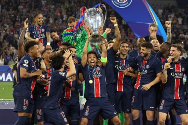 Münih, Almanya 31 Mayıs 2025: Paris Saint Germain takımı, Münih 'teki Allianz Arena' da Paris Saint Germain ile Inter Milan arasında oynanan 2024-2025 UEFA Şampiyonlar Ligi final maçını 5-0 kazandıktan sonra kupayı kaldırdı..