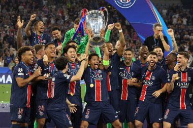 Münih, Almanya 31 Mayıs 2025: Paris Saint Germain takımı, Münih 'teki Allianz Arena' da Paris Saint Germain ile Inter Milan arasında oynanan 2024-2025 UEFA Şampiyonlar Ligi final maçını 5-0 kazandıktan sonra kupayı kaldırdı..