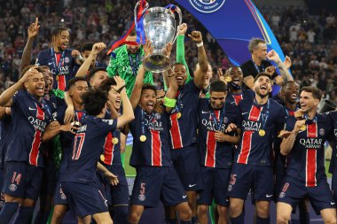 Münih, Almanya 31 Mayıs 2025: Paris Saint Germain takımı, Münih 'teki Allianz Arena' da Paris Saint Germain ile Inter Milan arasında oynanan 2024-2025 UEFA Şampiyonlar Ligi final maçını 5-0 kazandıktan sonra kupayı kaldırdı..
