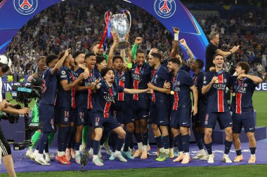 Münih, Almanya 31 Mayıs 2025: Paris Saint Germain takımı, Münih 'teki Allianz Arena' da Paris Saint Germain ile Inter Milan arasında oynanan 2024-2025 UEFA Şampiyonlar Ligi final maçını 5-0 kazandıktan sonra kupayı kaldırdı..