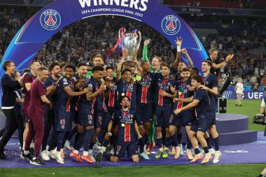 Münih, Almanya 31 Mayıs 2025: Paris Saint Germain takımı, Münih 'teki Allianz Arena' da Paris Saint Germain ile Inter Milan arasında oynanan 2024-2025 UEFA Şampiyonlar Ligi final maçını 5-0 kazandıktan sonra kupayı kaldırdı..