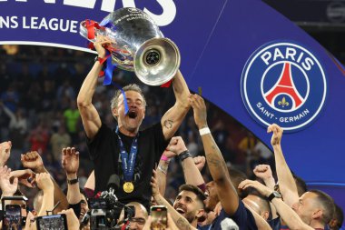 Münih, Almanya 31 Mayıs 2025: Louis Enrique PSG Paris takımının teknik direktörü Saint Germain kupayı 2024-2025 UEFA Şampiyonlar Ligi final maçında Inter Milan ile oynanan Allianz Arena maçında 5-0 kazandıktan sonra kaldırdı. 