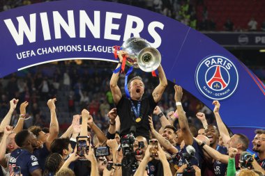 Münih, Almanya 31 Mayıs 2025: Louis Enrique PSG Paris takımının teknik direktörü Saint Germain kupayı 2024-2025 UEFA Şampiyonlar Ligi final maçında Inter Milan ile oynanan Allianz Arena maçında 5-0 kazandıktan sonra kaldırdı. 