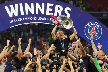 Münih, Almanya 31 Mayıs 2025: Louis Enrique PSG Paris takımının teknik direktörü Saint Germain kupayı 2024-2025 UEFA Şampiyonlar Ligi final maçında Inter Milan ile oynanan Allianz Arena maçında 5-0 kazandıktan sonra kaldırdı. 