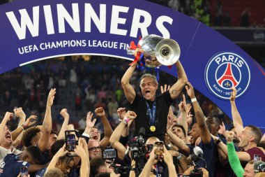 Münih, Almanya 31 Mayıs 2025: Louis Enrique PSG Paris takımının teknik direktörü Saint Germain kupayı 2024-2025 UEFA Şampiyonlar Ligi final maçında Inter Milan ile oynanan Allianz Arena maçında 5-0 kazandıktan sonra kaldırdı. 