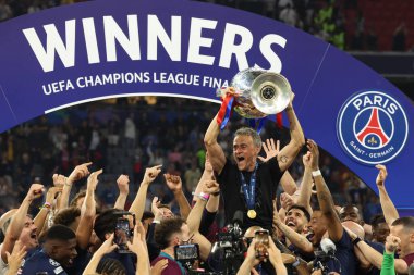 Münih, Almanya 31 Mayıs 2025: Louis Enrique PSG Paris takımının teknik direktörü Saint Germain kupayı 2024-2025 UEFA Şampiyonlar Ligi final maçında Inter Milan ile oynanan Allianz Arena maçında 5-0 kazandıktan sonra kaldırdı. 