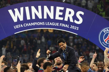 Münih, Almanya 31 Mayıs 2025: Nasser Al-Khelafi başkanı Paris Saint Germain, Mun 'daki Allianz Arena' da Paris Saint Germain ile Inter Milan arasında oynanan 2024-2025 UEFA Şampiyonlar Ligi final karşılaşmasını 5-0 kazandıktan sonra kupayı kutladı. 