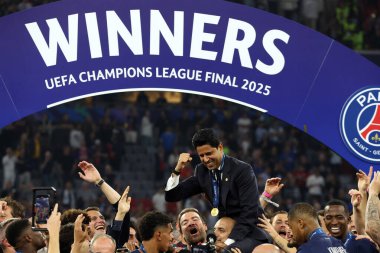 Münih, Almanya 31 Mayıs 2025: Nasser Al-Khelafi başkanı Paris Saint Germain, Mun 'daki Allianz Arena' da Paris Saint Germain ile Inter Milan arasında oynanan 2024-2025 UEFA Şampiyonlar Ligi final karşılaşmasını 5-0 kazandıktan sonra kupayı kutladı. 