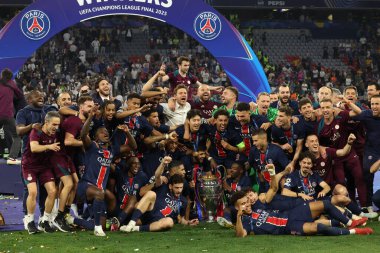 Münih, Almanya 31 Mayıs 2025: Paris Saint Germain takımı, Münih 'teki Allianz Arena' da Paris Saint Germain ile Inter Milan arasında oynanan 2024-2025 UEFA Şampiyonlar Ligi final maçını 5-0 kazandıktan sonra kupayı kaldırdı..