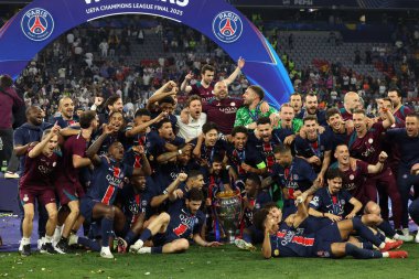 Münih, Almanya 31 Mayıs 2025: Paris Saint Germain takımı, Münih 'teki Allianz Arena' da Paris Saint Germain ile Inter Milan arasında oynanan 2024-2025 UEFA Şampiyonlar Ligi final maçını 5-0 kazandıktan sonra kupayı kaldırdı..