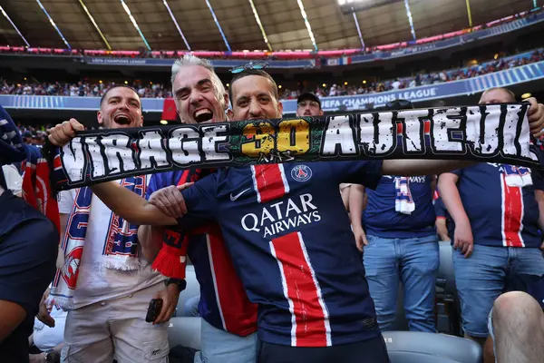 Münih, Almanya 31 Mayıs 2025: PSG taraftarları 2024-2025 UEFA Şampiyonlar Ligi Finali öncesinde Paris Saint Germain ile Inter Milan arasında Münih 'teki Allianz Arena' da oynanan karşılaşmada.