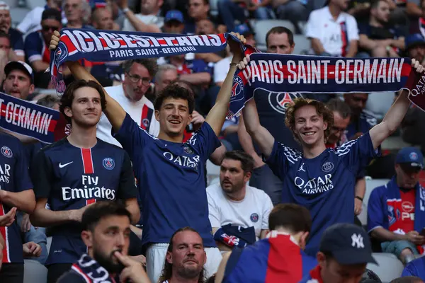 Münih, Almanya 31 Mayıs 2025: PSG taraftarları 2024-2025 UEFA Şampiyonlar Ligi Finali öncesinde Paris Saint Germain ile Inter Milan arasında Münih 'teki Allianz Arena' da oynanan karşılaşmada.